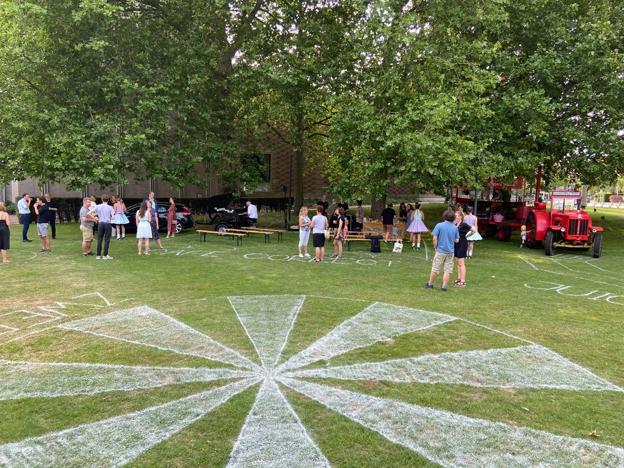 Grasveld met wit geverfde footprint van ronde festivaltent, in Eindhoven.