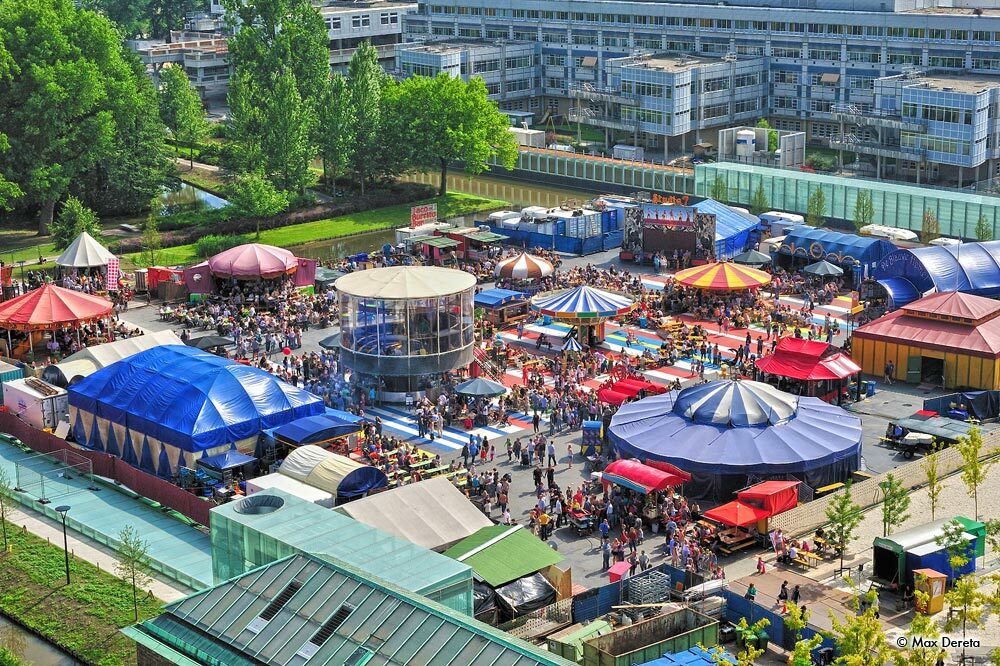 vogelperspectief van het festivalterrein van De Parade in Rotterdam