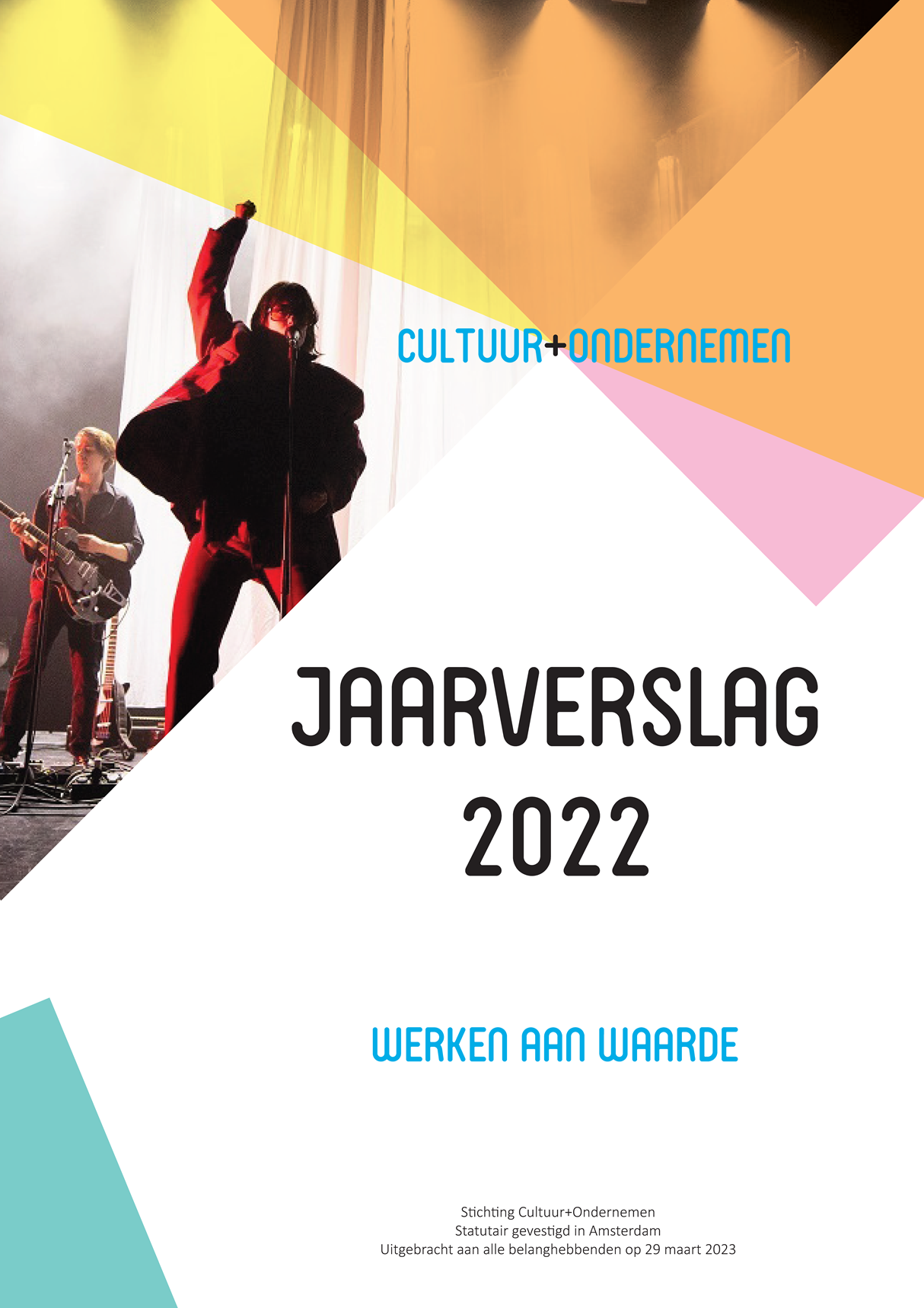 Opmaak van de voorkant van Jaarverslag 2022, met als titel Werken aan Waarde. Op de ongevoegde foto staat links een gitaarspeler en rechts een zangeres. Beiden in een roodkleurig pak.