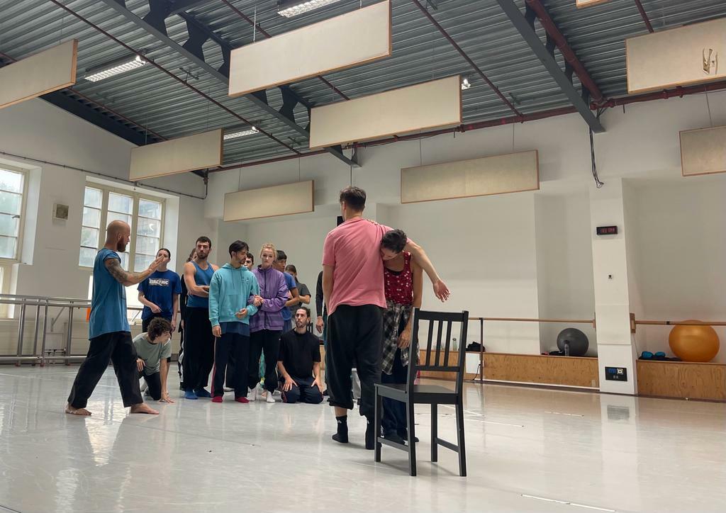 groep balletdansers in een dansstudio, een choreograaf geeft aanwijzingen