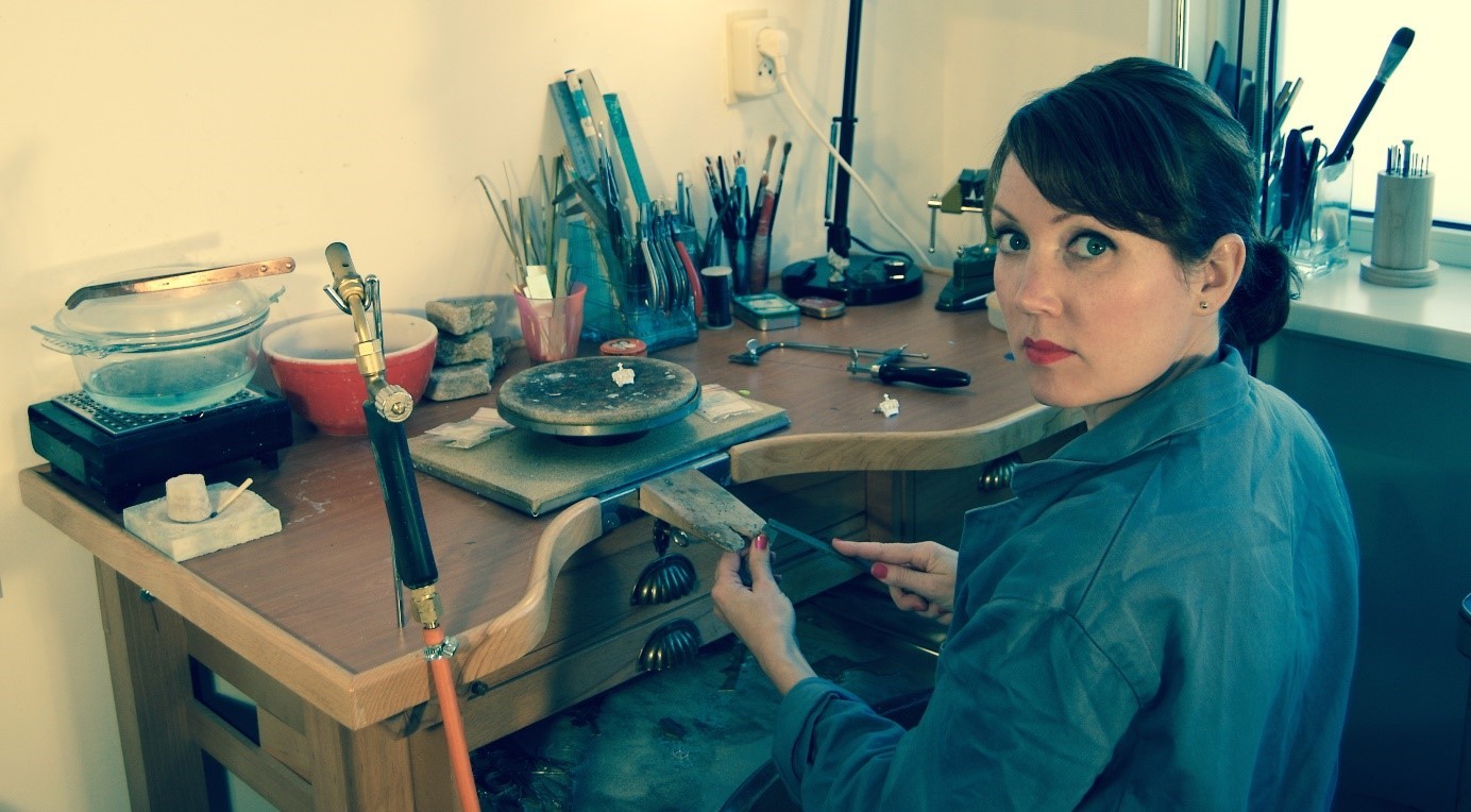 Foto van sieradenontwerper Roos van Soest