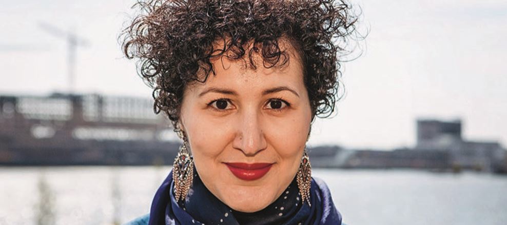 Fluïde kunstenaar Rajae El Mouhandiz