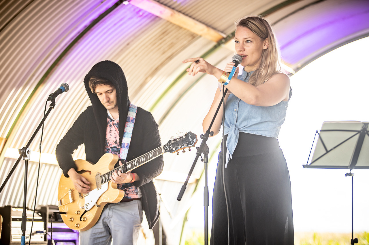Schrijver, muzikant en performer Charlotte Beerda