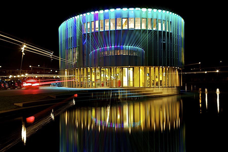 Bijlamerparktheater bij nacht