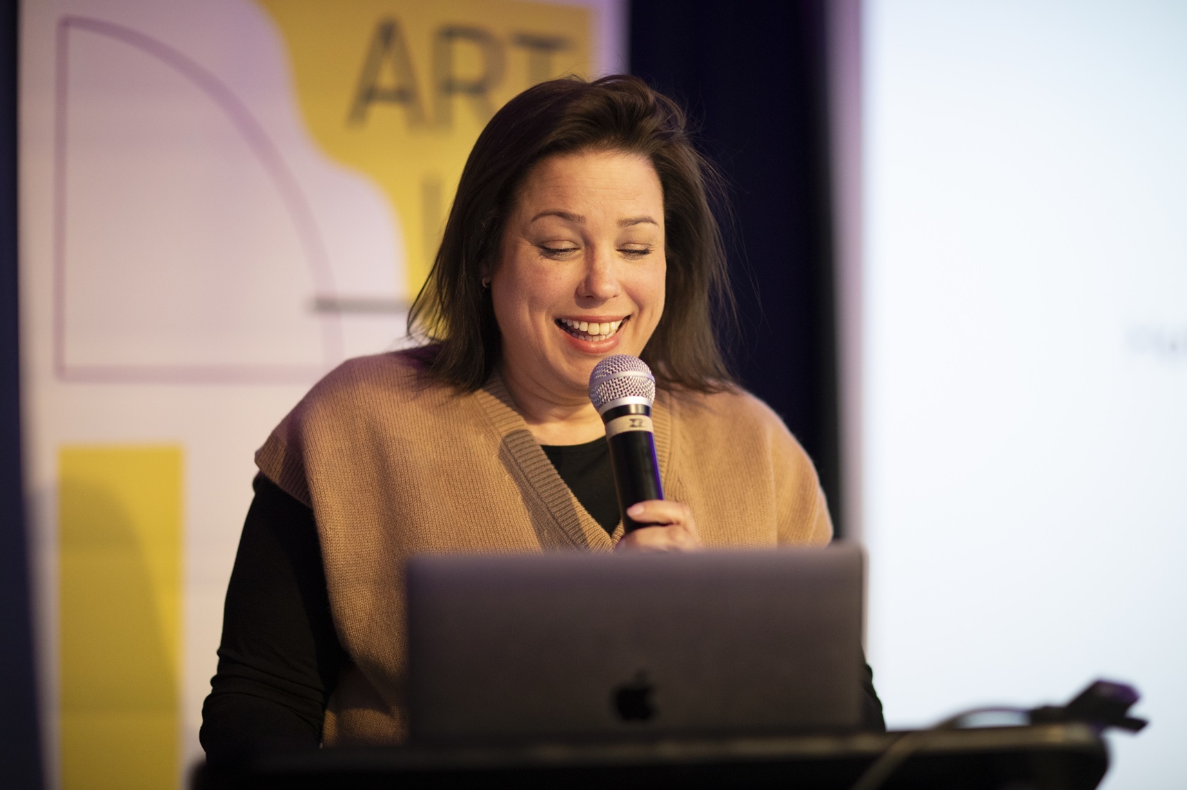 Vrouw met microfoon in hand