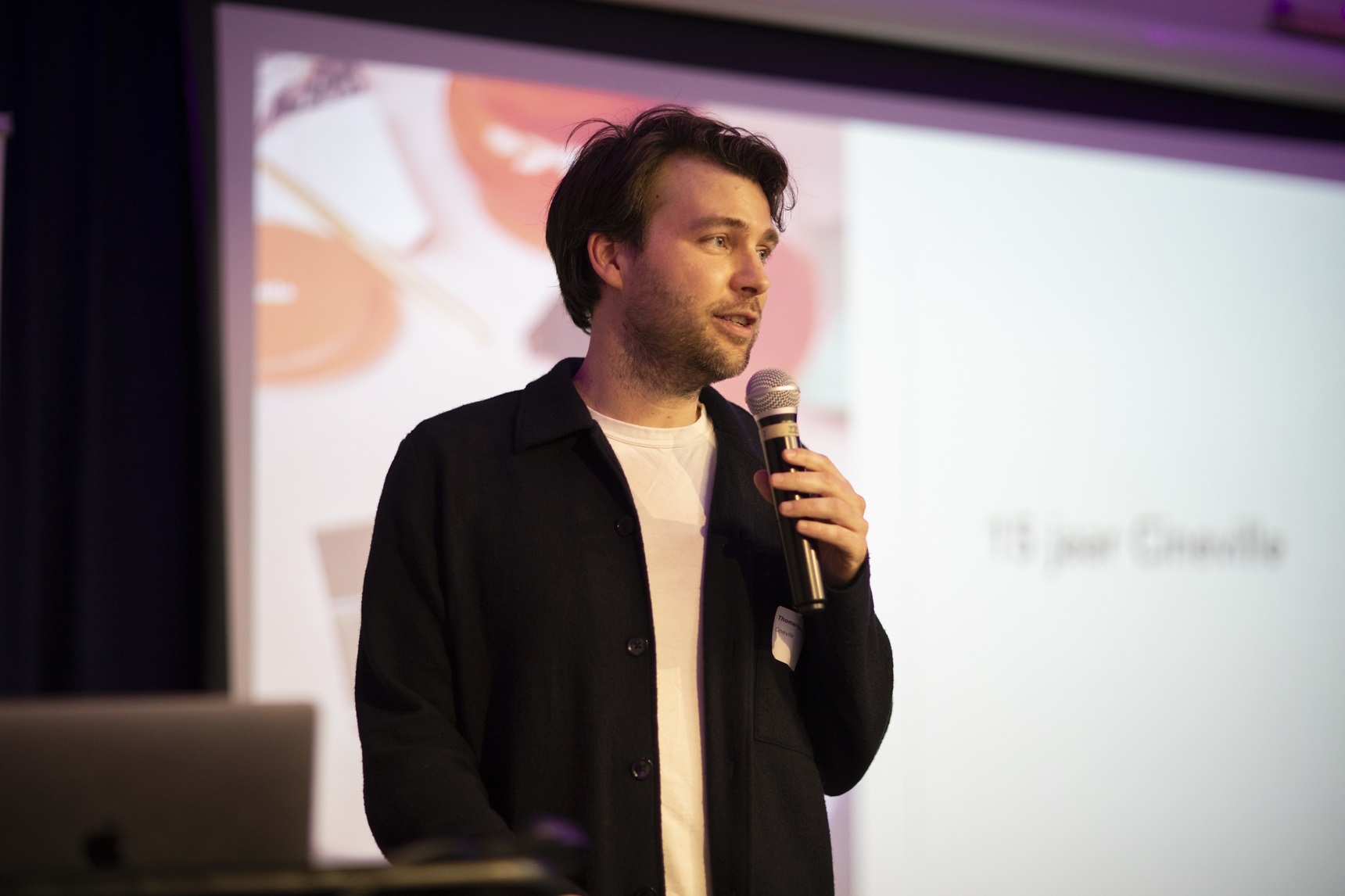 Man met microfoon in hand