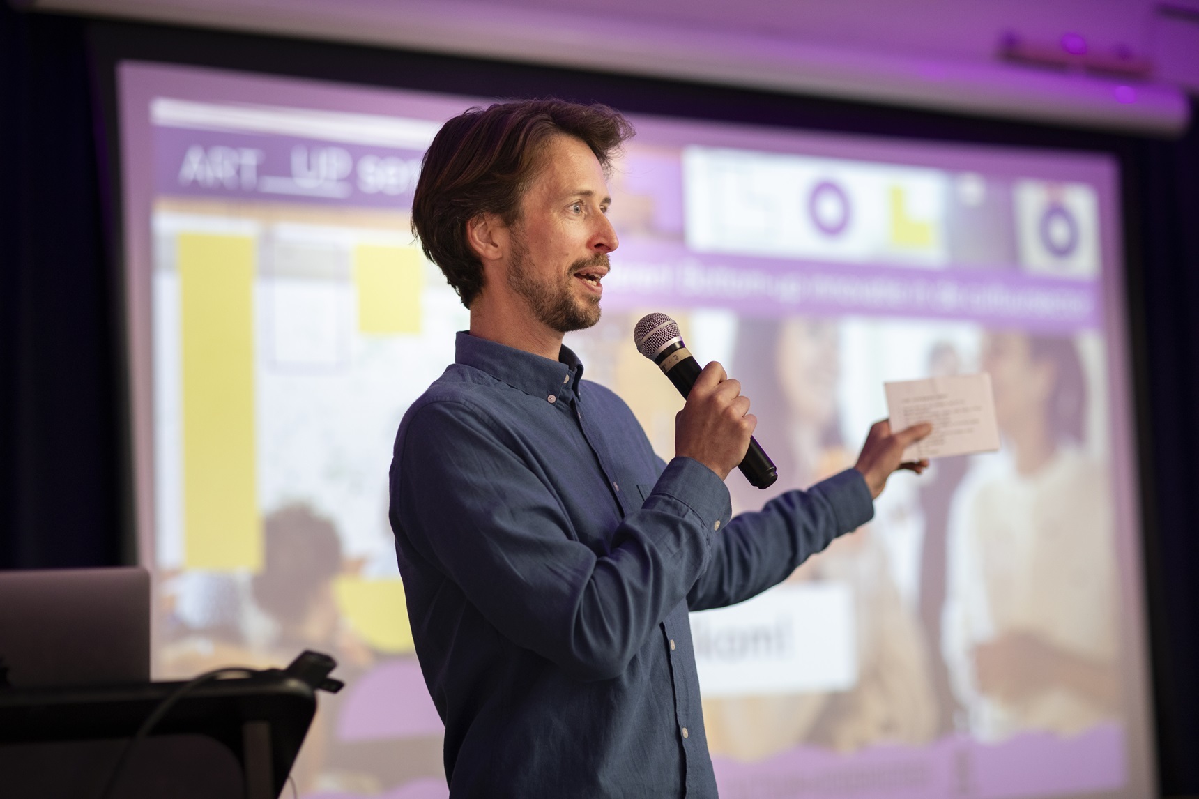 man met microfoon in hand