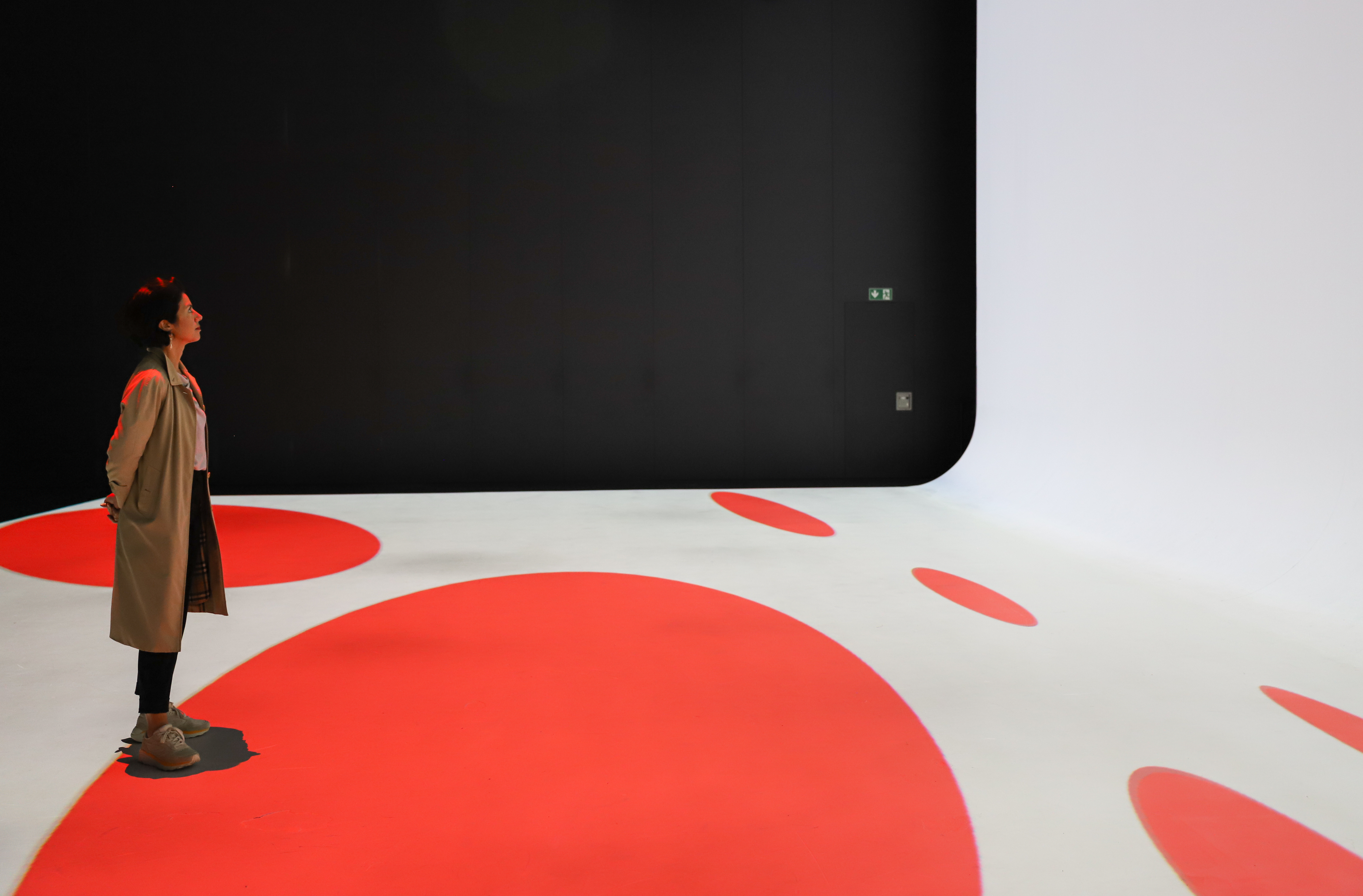 Gunay Uslu in de tentoonstelling van Nxt Museum