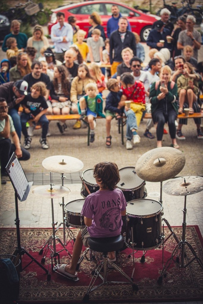 Jonge drummer treedt op voor een publiek in de drumschool van Robin van Rhijn