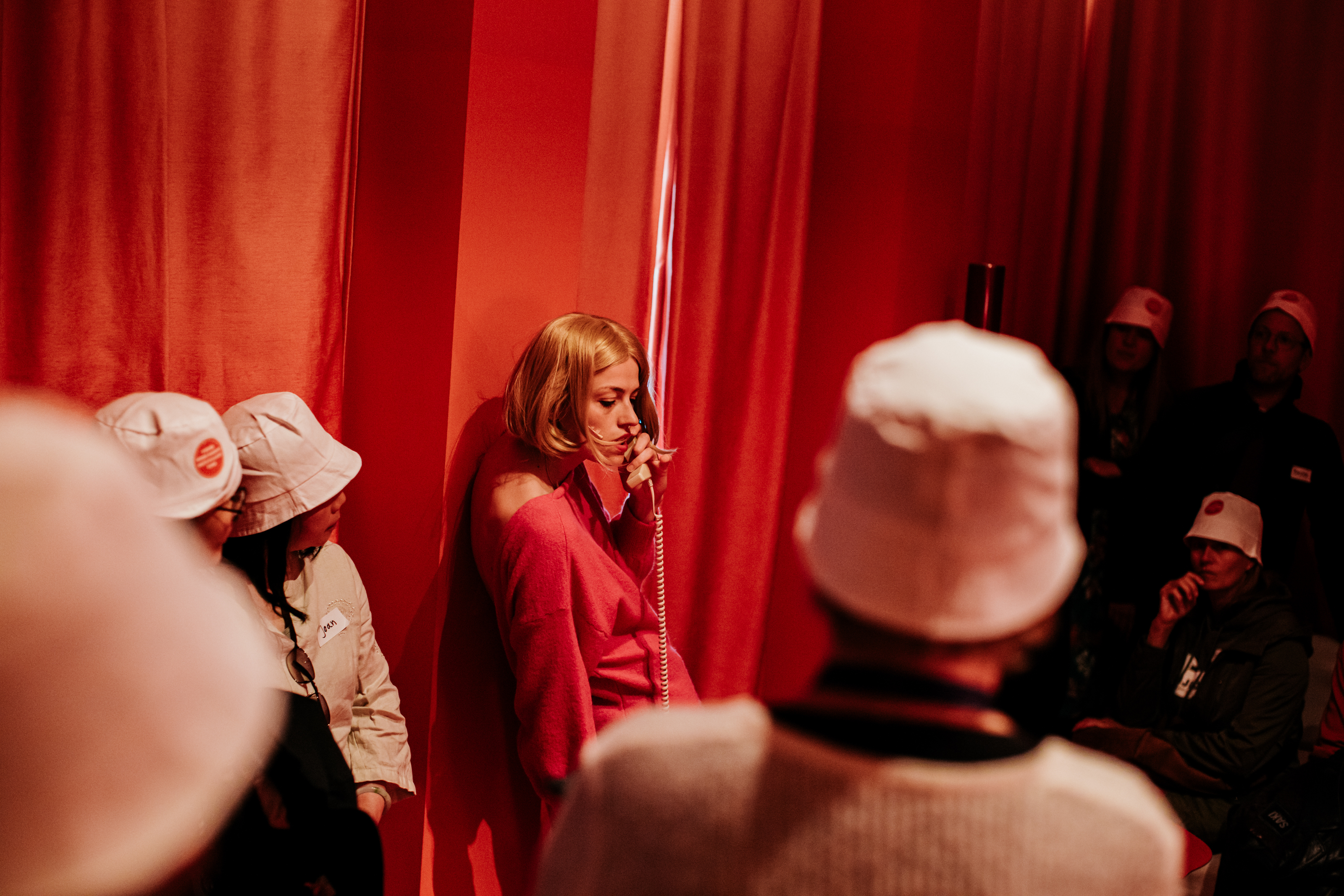 Scene uit de voorstelling Solitude Hotel