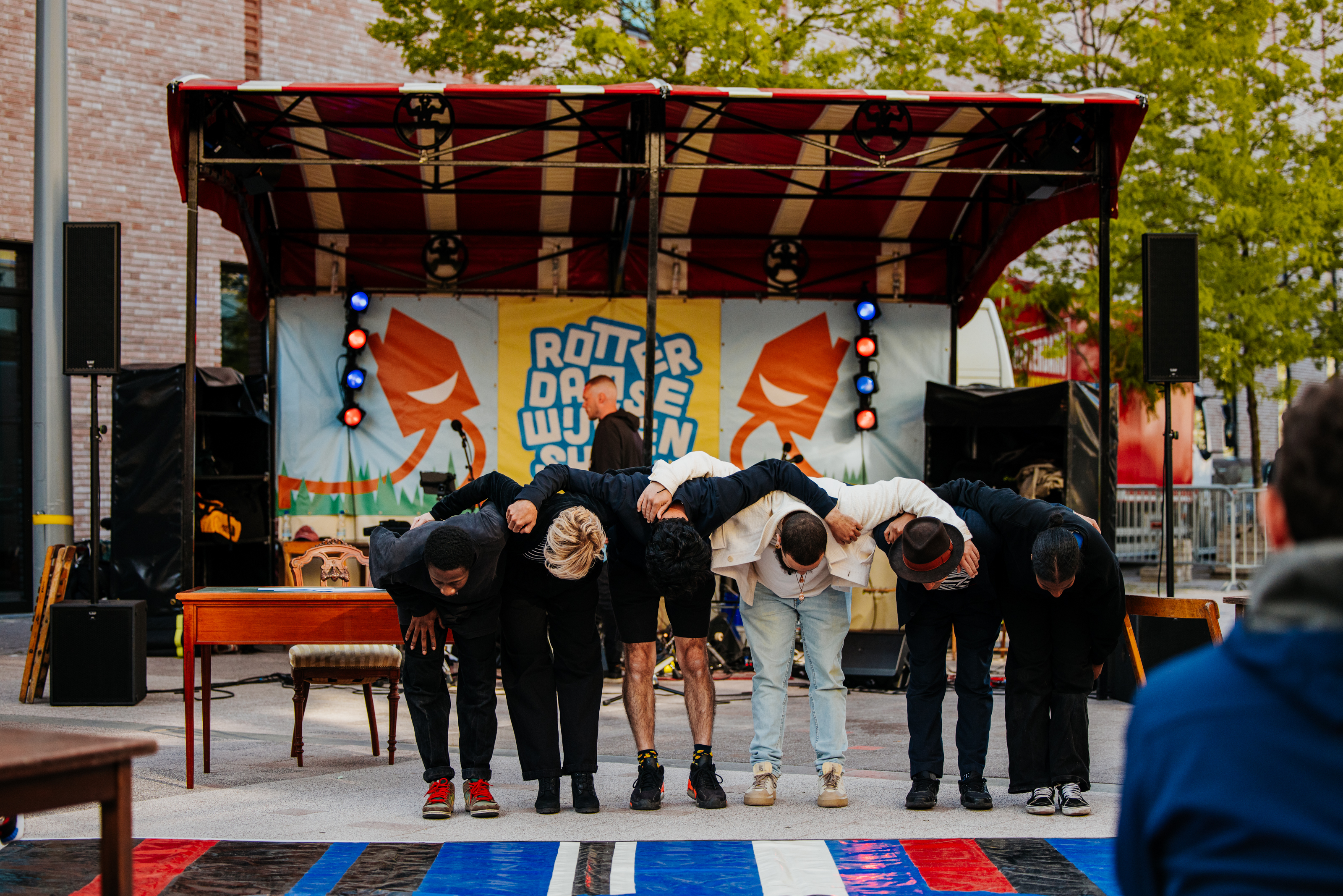 Cast van de Rotterdamse Wijkenshow maakt een buiging op het toneel