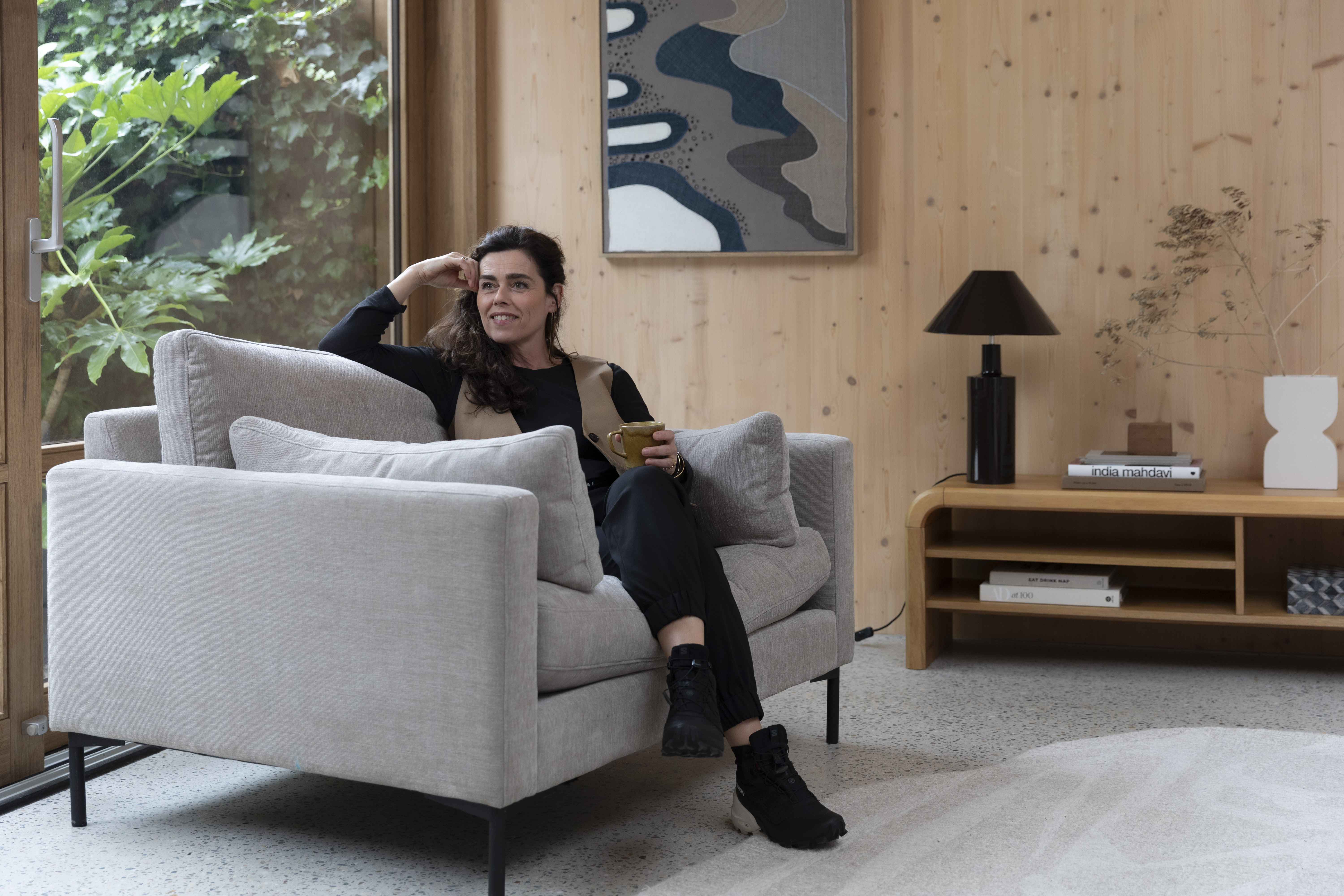 Portret van Caroline van Velze op grijze fauteuil van Zuiver