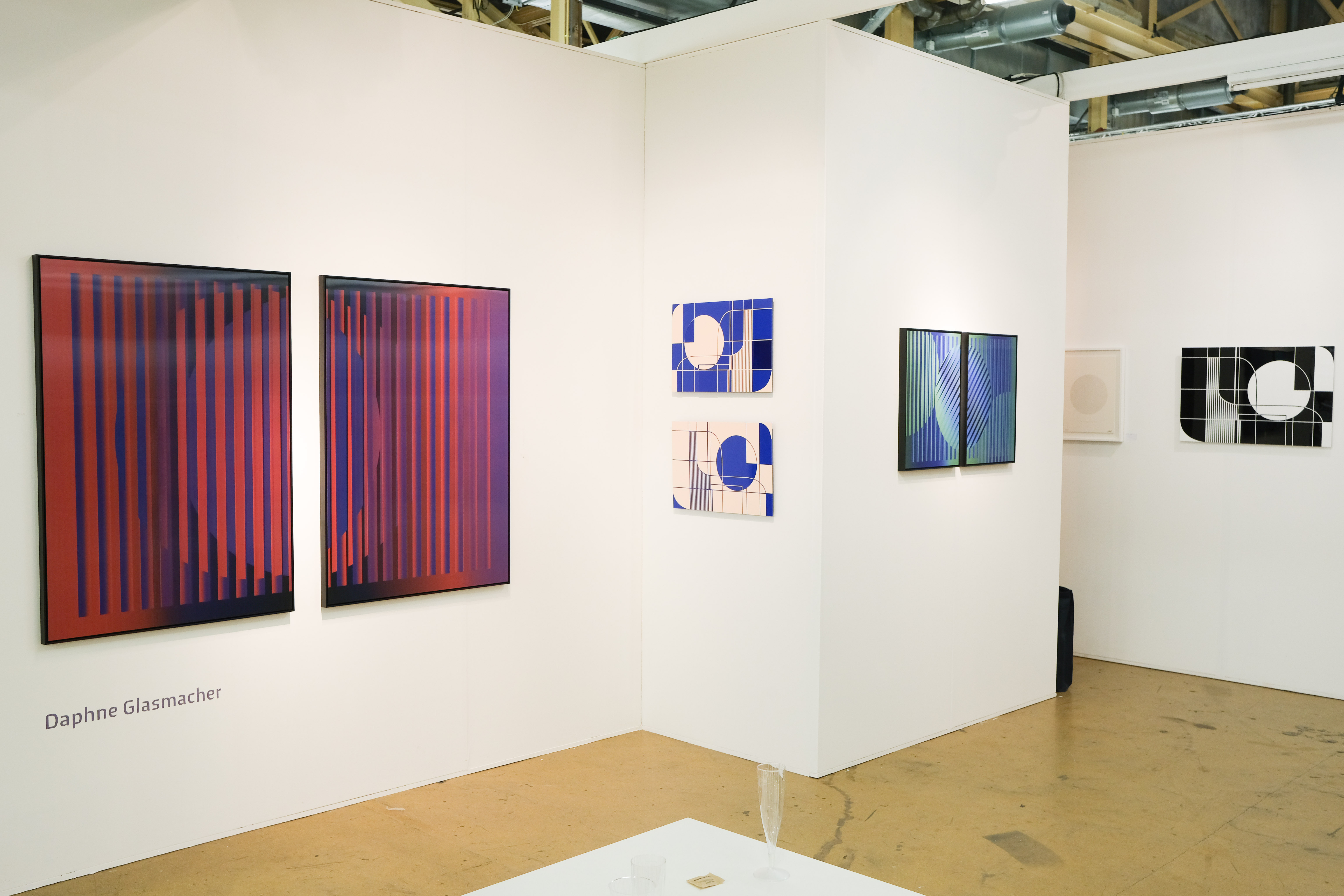 beursstand met diverse kunstwerken van Daphne Glasmacher aan de muren