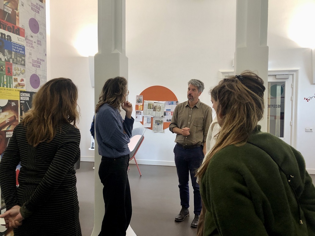 Vier personen in beeld bij rondleiding in Centraal Museum Utrecht