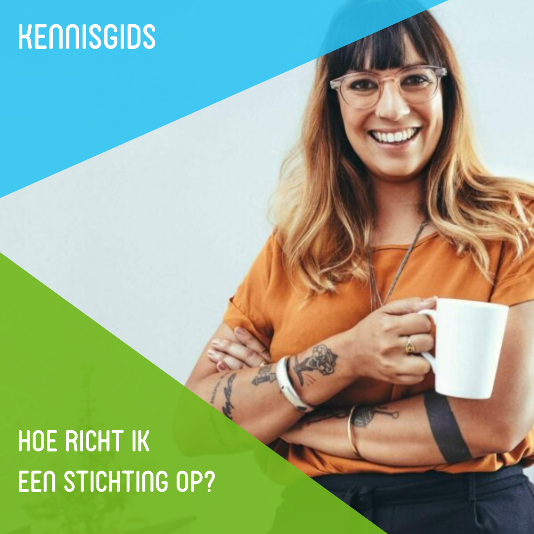 Glimlachende vrouw met een mok in haar hand. In een blauwe driehoek staat de tekst: 'Kennisgids.' In de groene driehoek staat: 'Hoe richt ik een stichting op?'