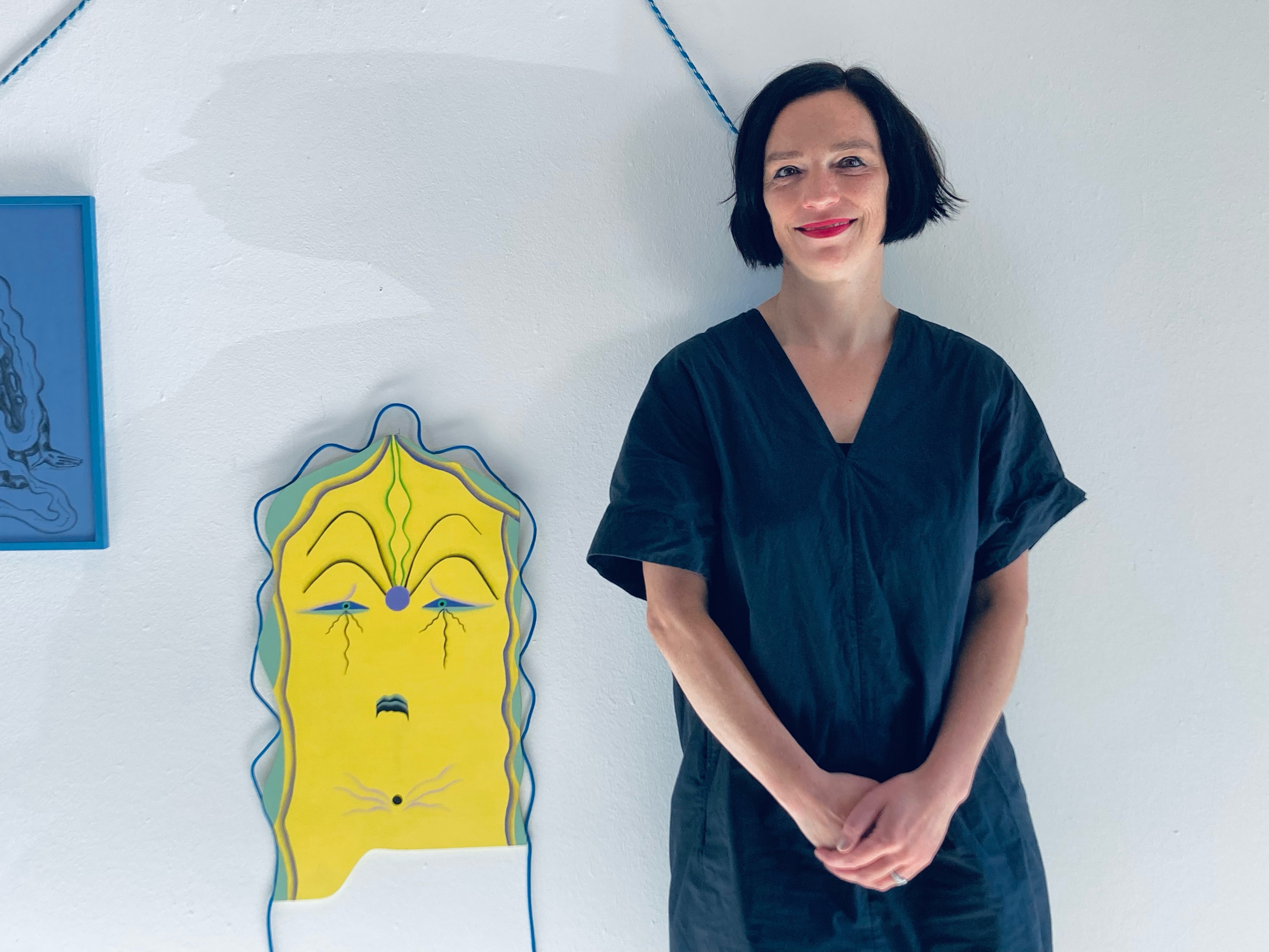 Inge Pollet naast werk van Lysandre Begijn. Foto © René Hubbers