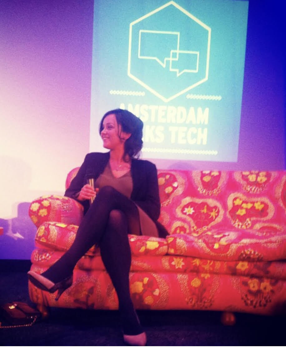 Vrouw zit op een bank