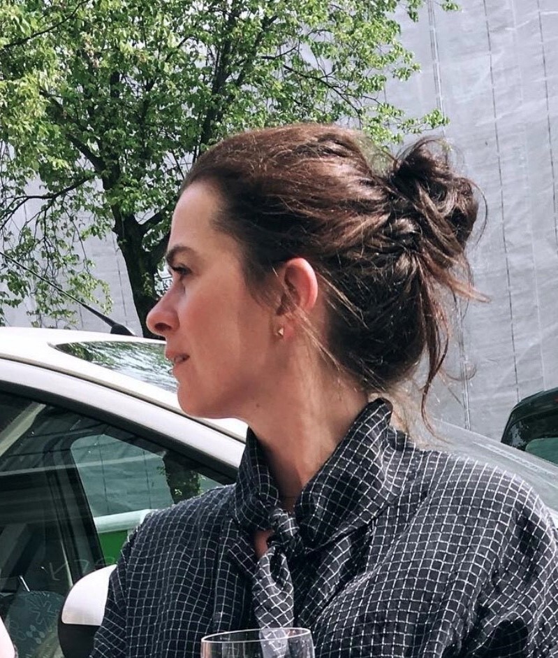 Foto van Ellen Loots, en profil van links