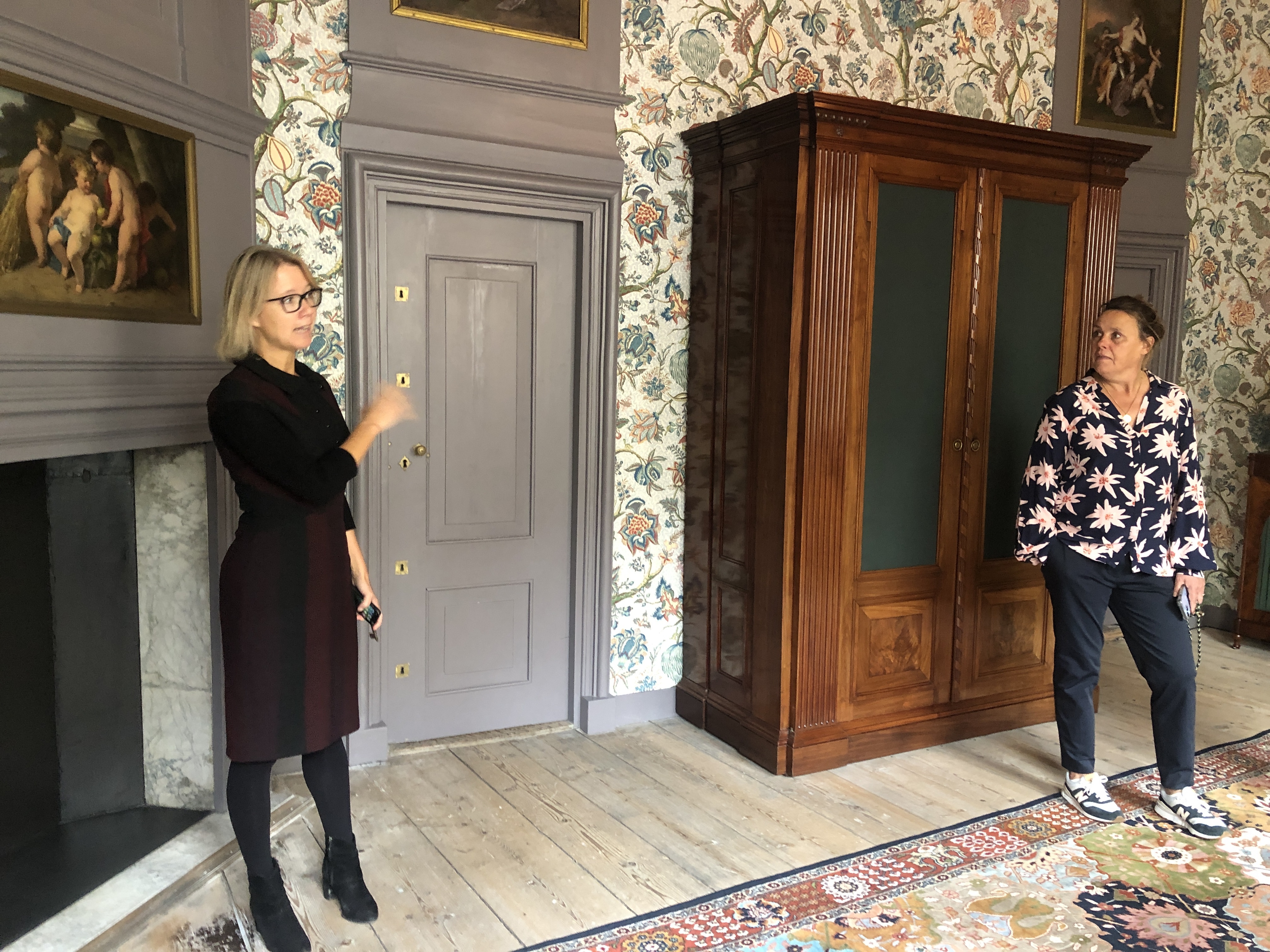 Marije Kool en Jacqueline Wasser in het Teylers Museum. Marije is aan het vertellen.