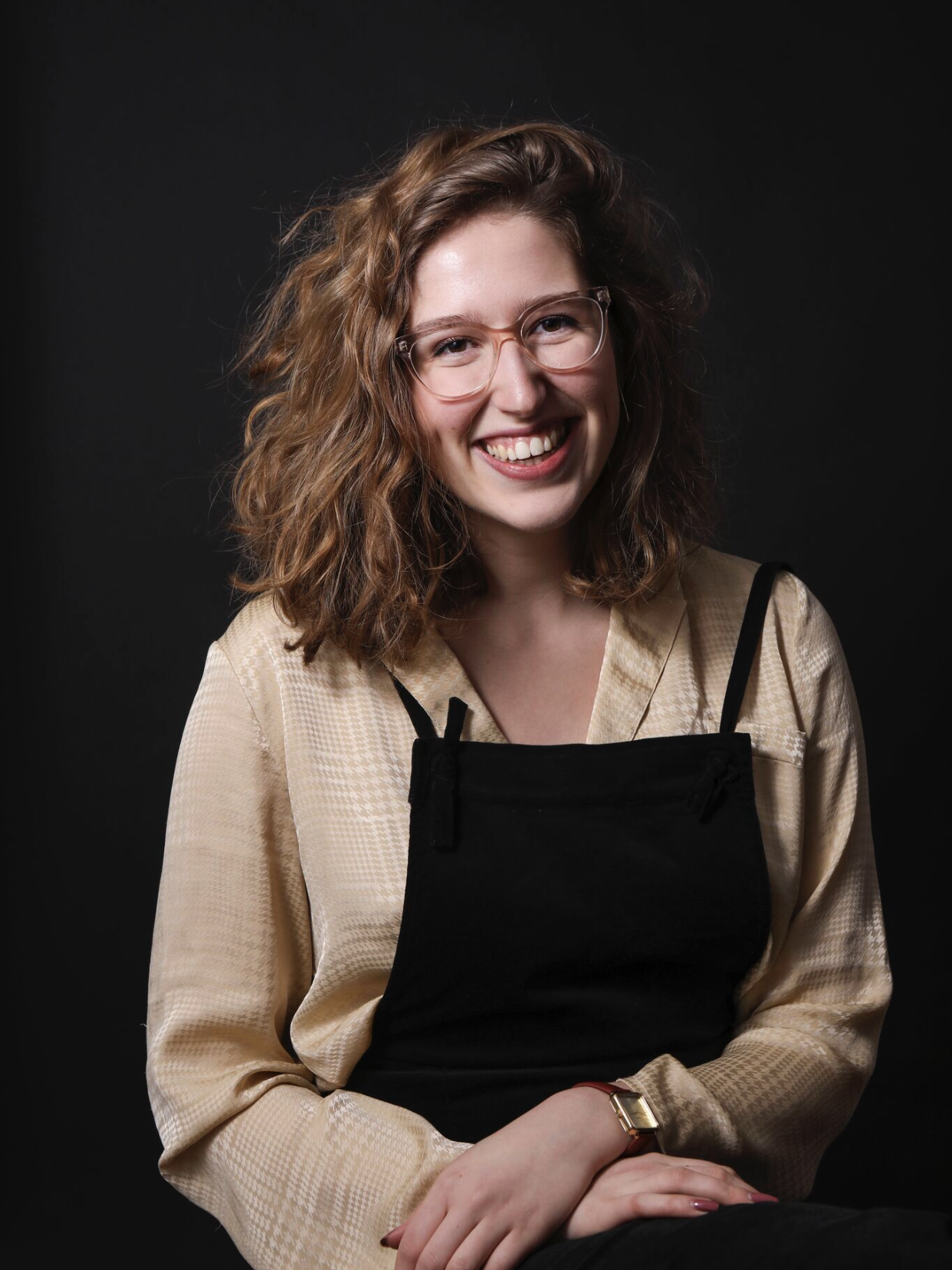 foto Marjolein Marzacu van hoofd tot middel, tegen een zwarte achtergrond