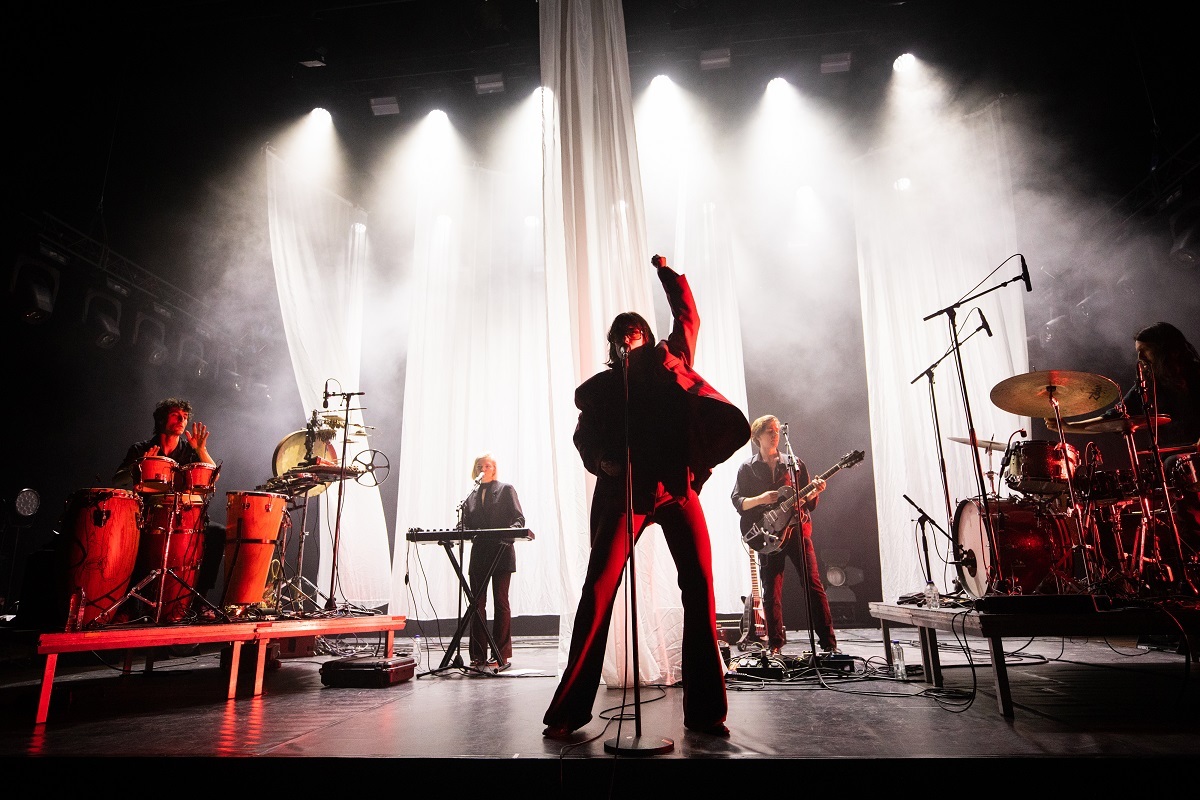 foto van optreden van Sylvie Kreusch tijdens MOMO Festival 2022, fotograaf Melanie Marsman