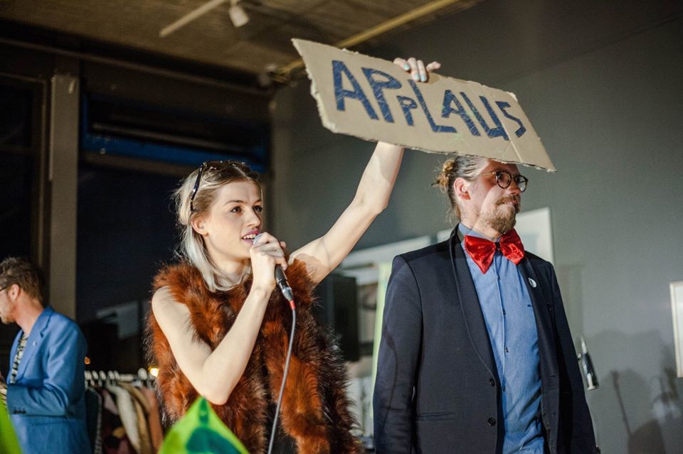 Foto persoon houdt bord omhoog met tekst applaus