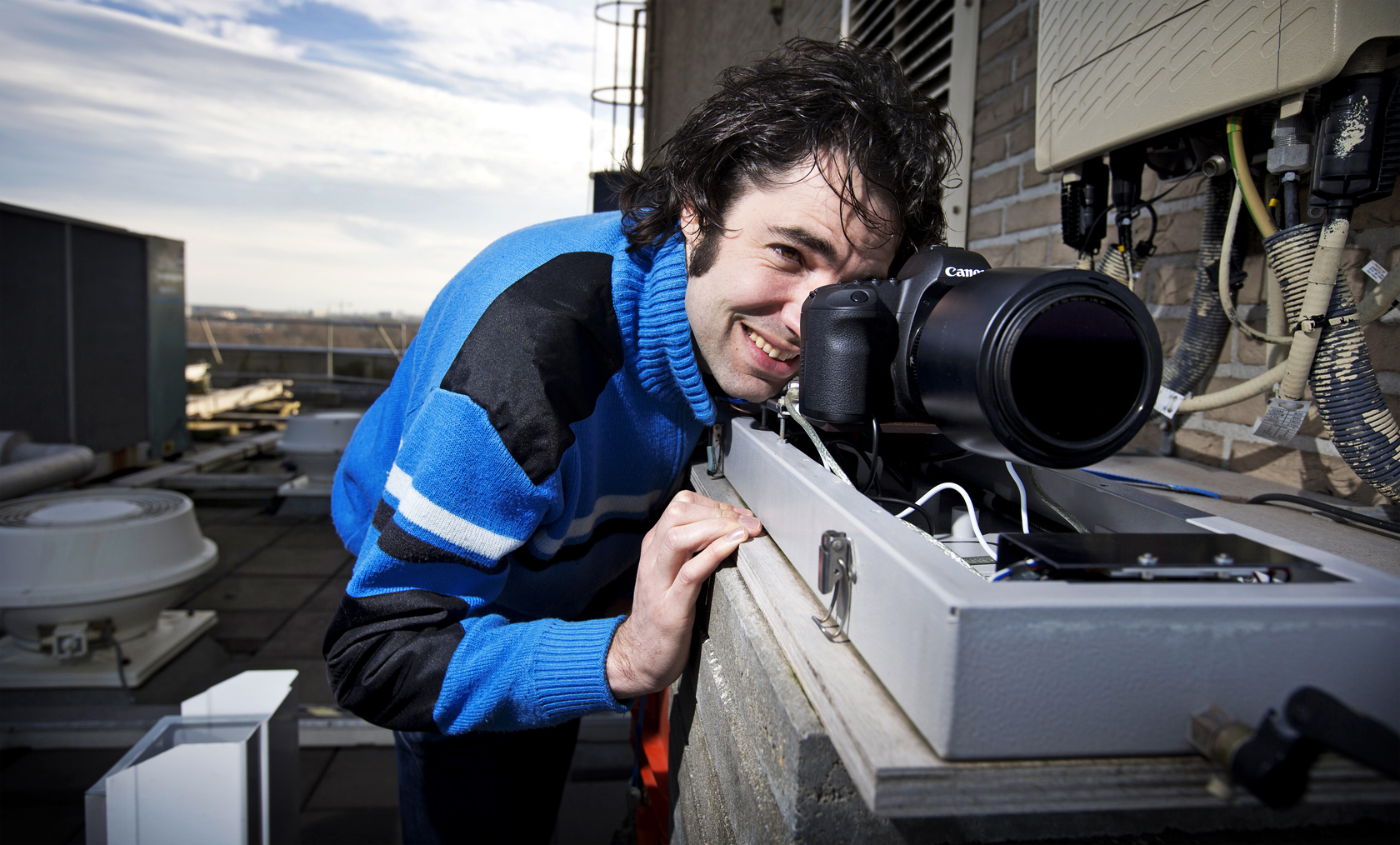 Foto: fotograaf kijkt door zijn lens
