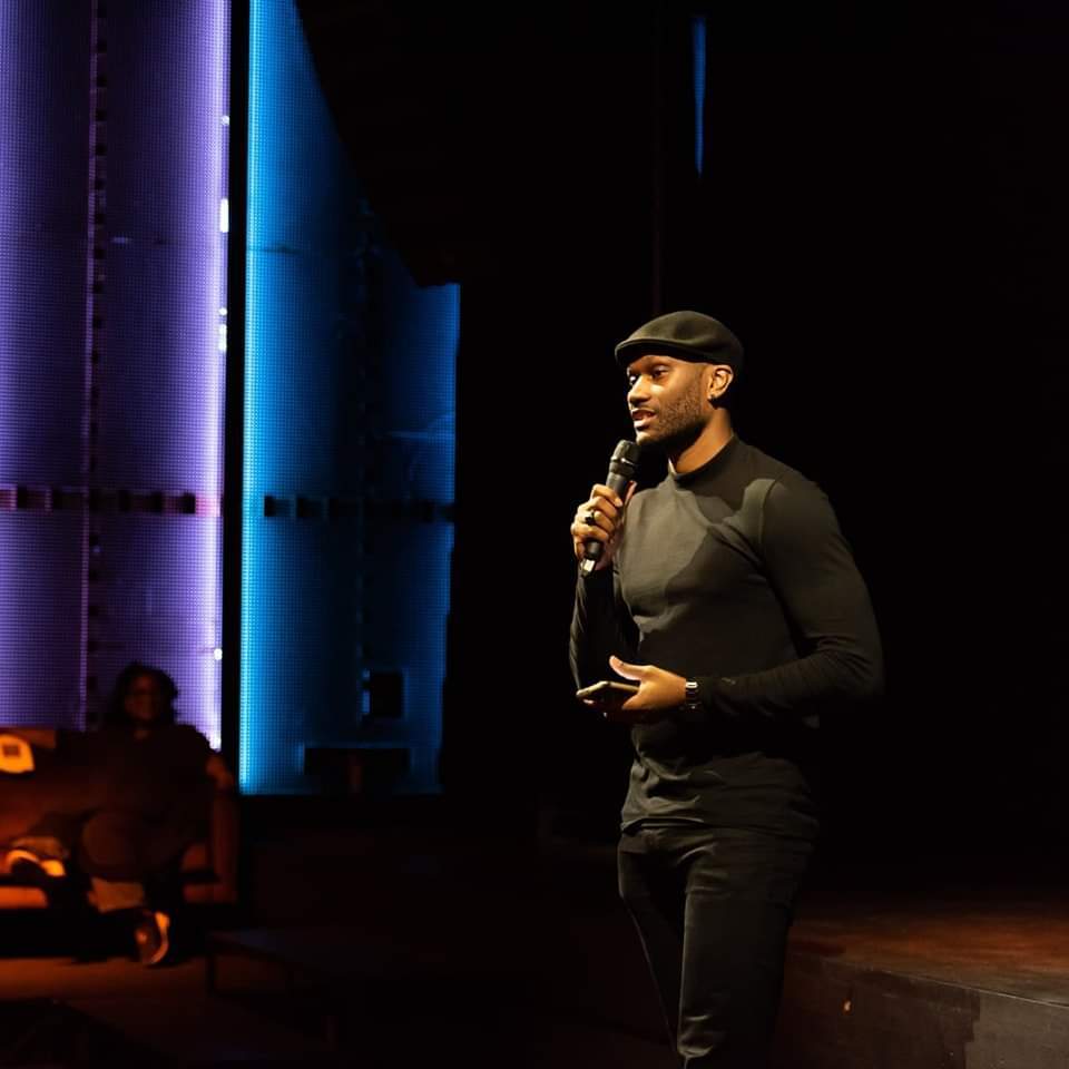 Leal van Herwaarden spreekt op een event