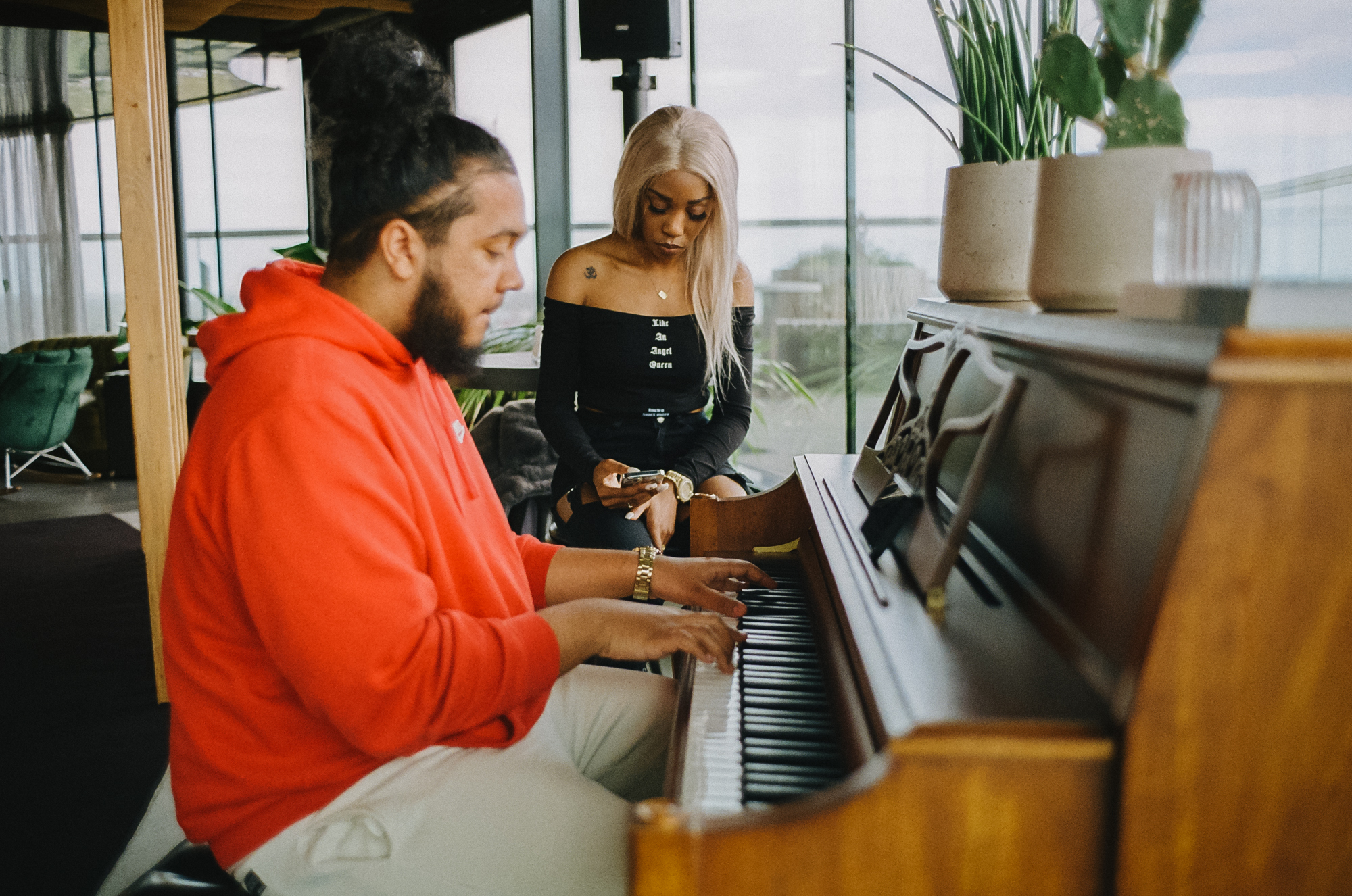 repetitie met vrouw en man bij piano in de A'DAM Music School - fotograaf Arno Stevens