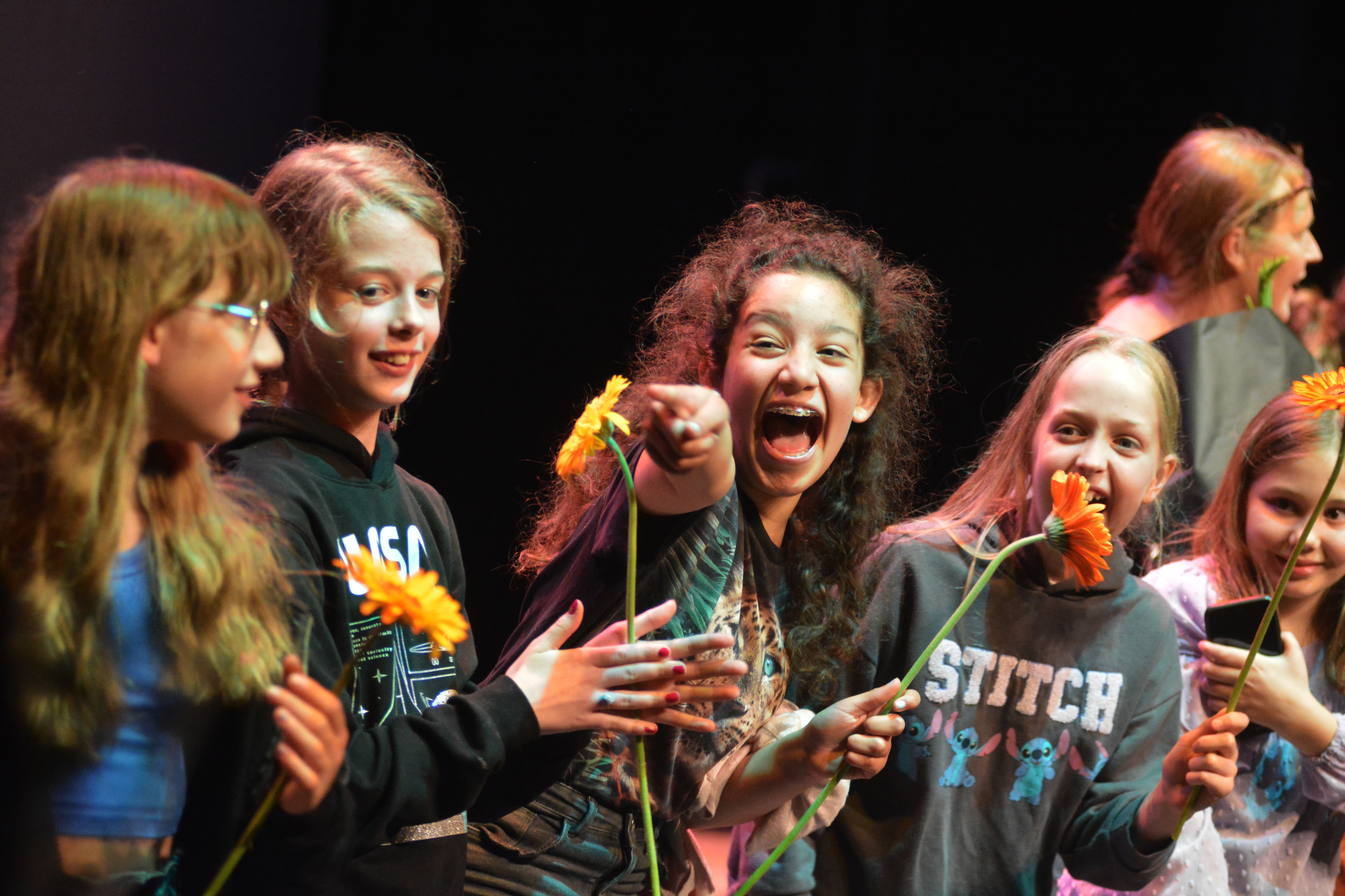 groepje kinderen tijdens theatervoorstelling Scholen in de Kunst - fotograaf Henry Krul