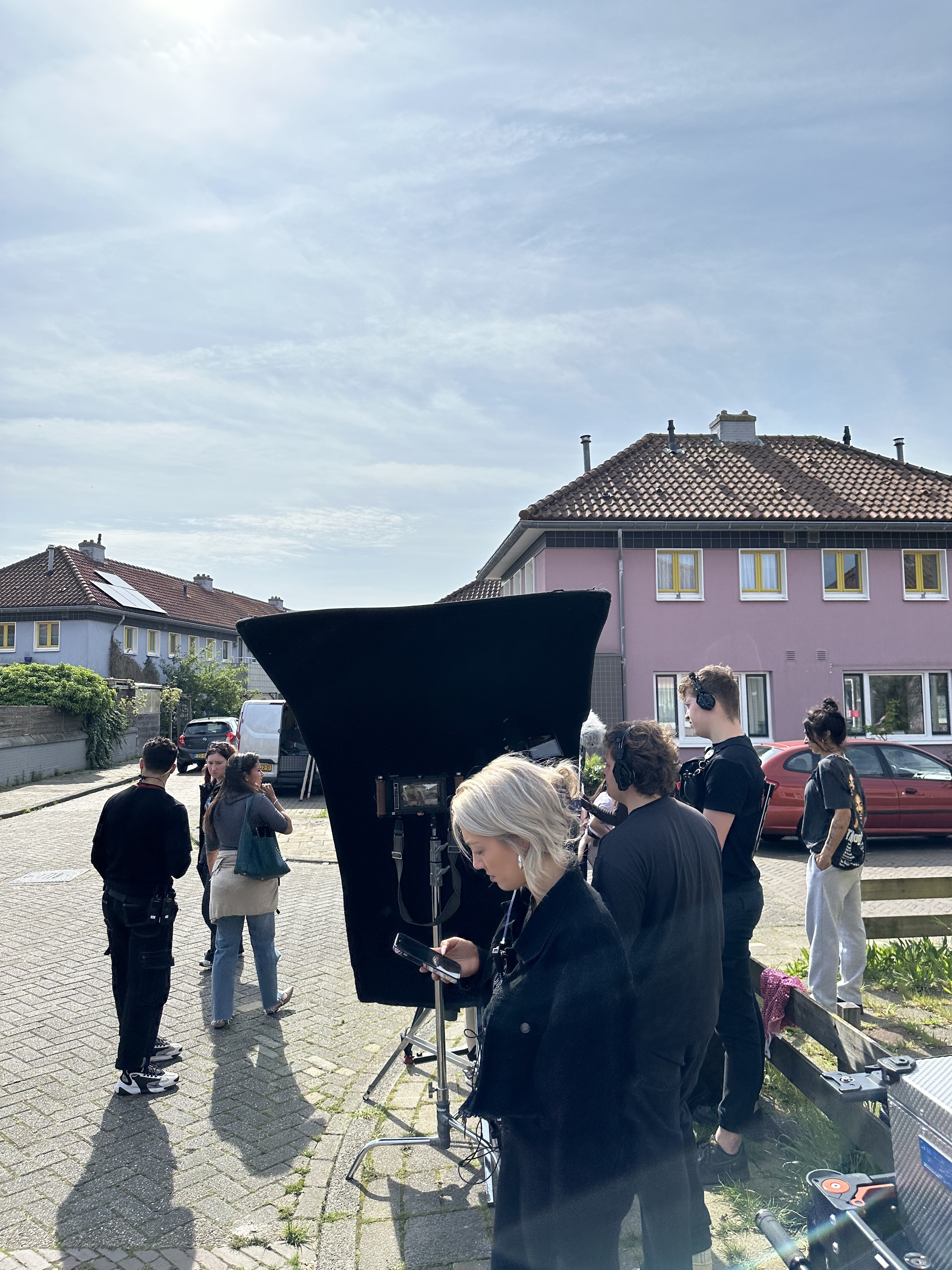 filmploeg van zes mensen op straat