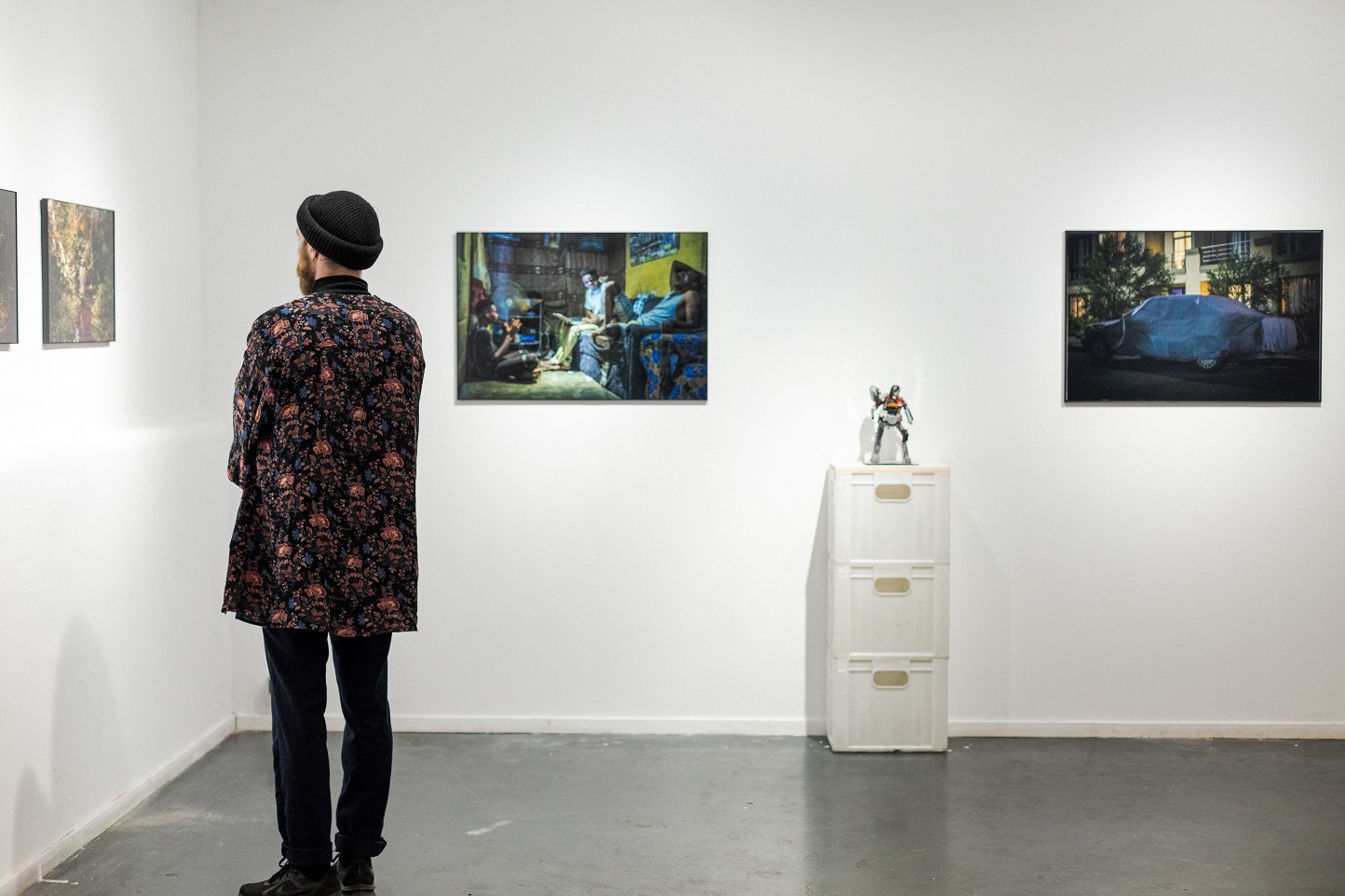 man in tentoonstellingsruimte van cultuurhuis WORM