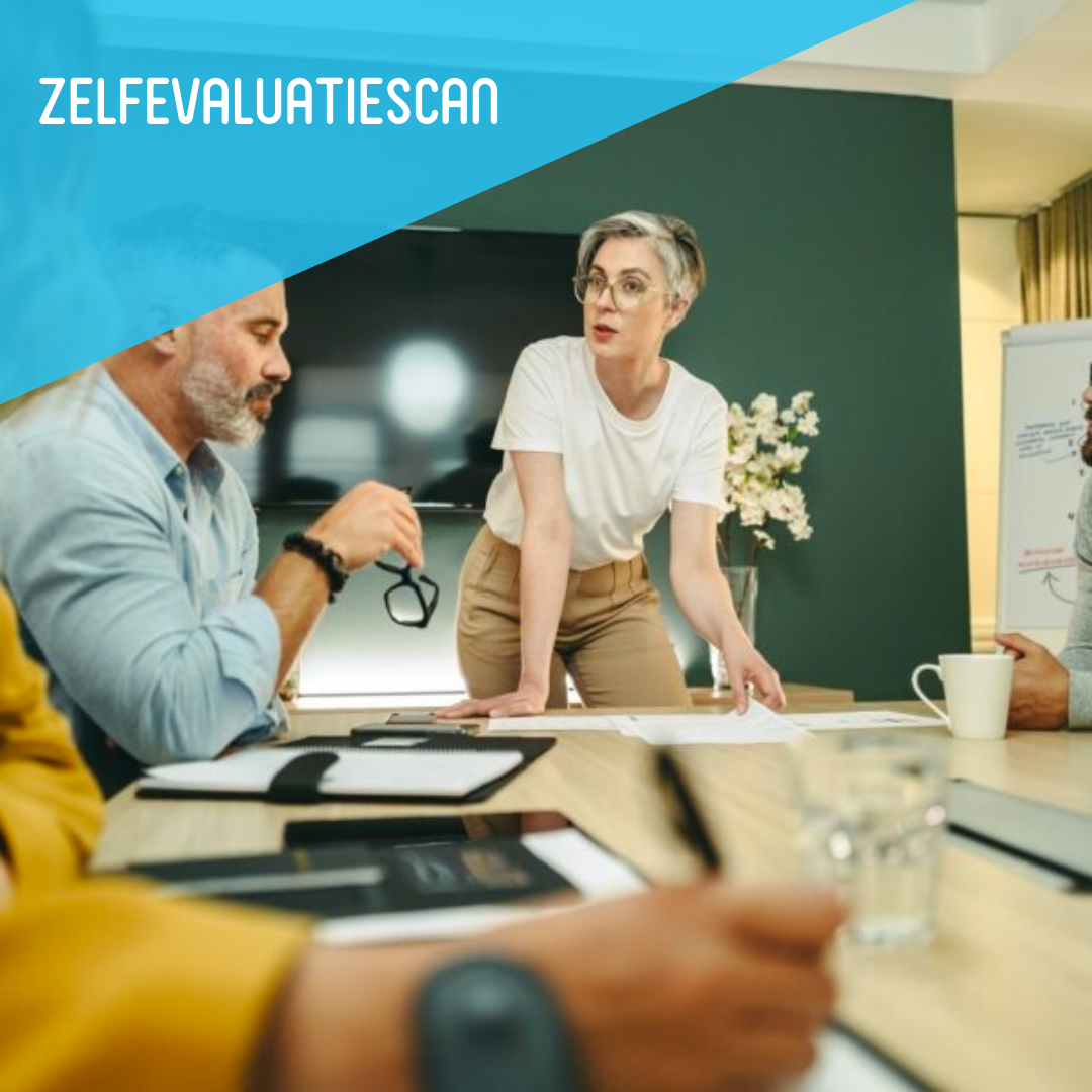 Groep mensen aan het overleggen aan een tafel met de tekst: zelfevalutiescan.