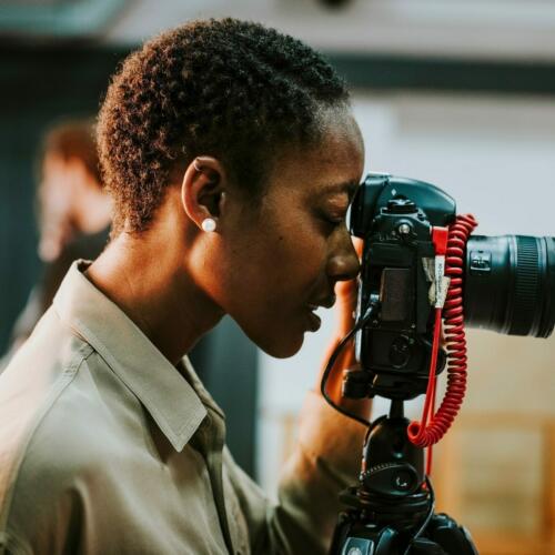 Adobe Stock 245492009 jonge fotograaf en profil rode kabel 2000x1334