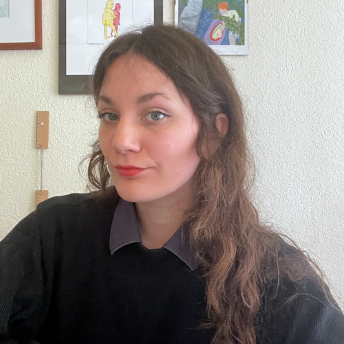 Ellen de Haan staand