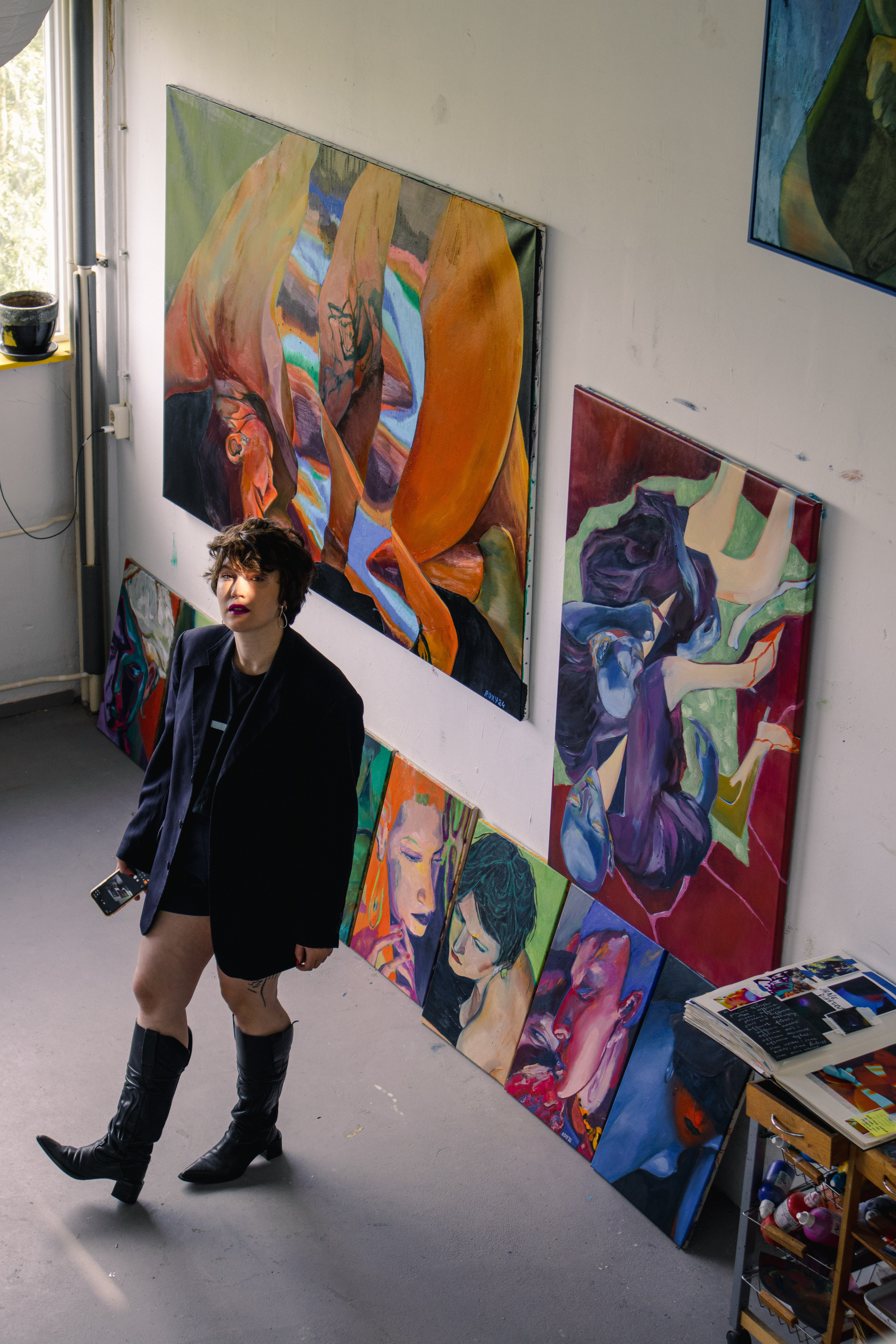 Roxy van Bemmel in atelier