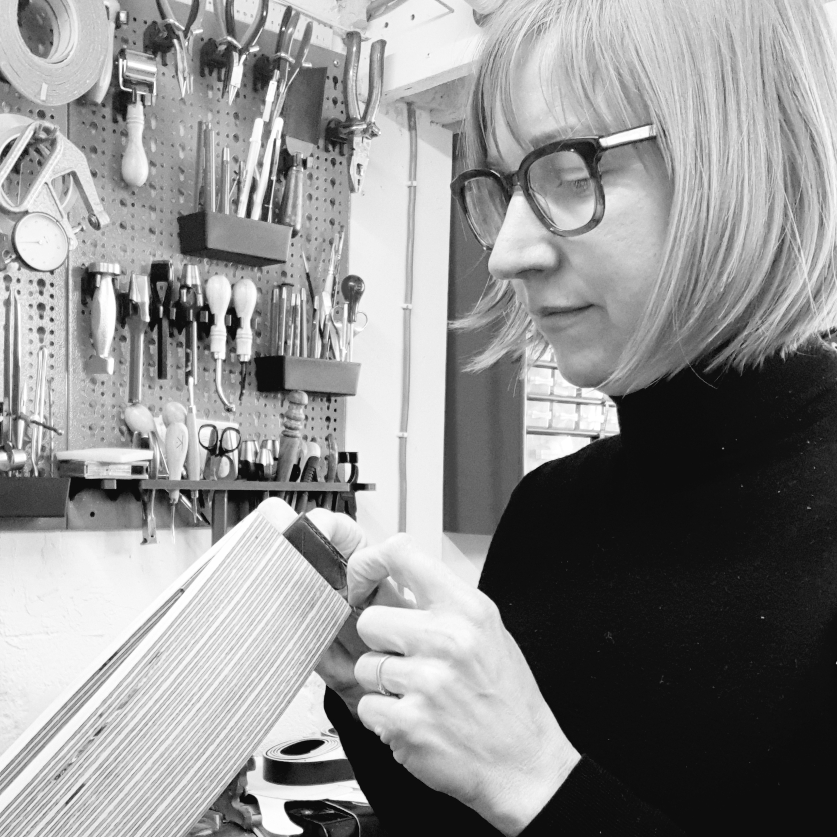 Foto van Noor Wentholt, op de achtergrond werktuigen voor het maken van haar tassen